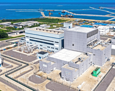 zdjęcie obiektu położonego nad wodą z góry. brak chłodni kominowych