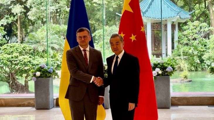Od lewej, ministrowie spraw zagranicznych Ukrainy i Chin: Dmytro Kuleba i Wang Yi