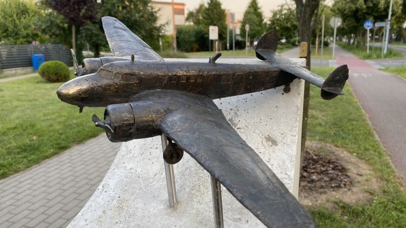 Rzeźba inspirowana samolotem Lockheed L-10 Electra upamiętniająca lotnicze tradycje miasta Rumia.