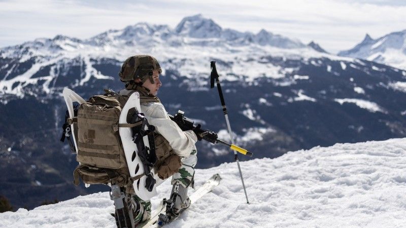 Francuski żołnierz w trakcie ćwiczeń prowadzonych w warunkach górskich, Alpy 2021 r.