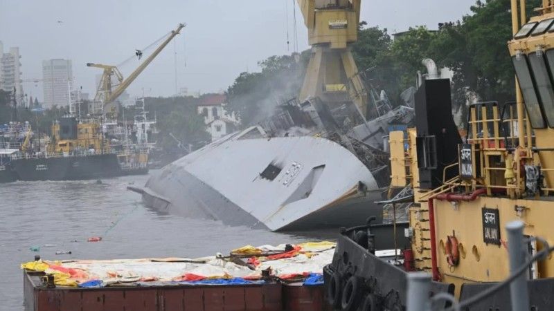 Opublikowane w mediach społecznościowych zdjęcie fregaty INS „Brahmaputra” leżącej na burcie w stoczni wojennej w Bombaju 22 lipca 2024 roku