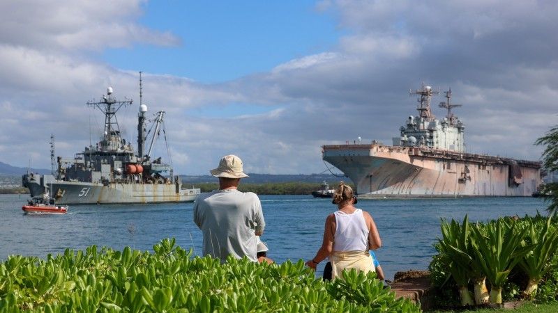 Śmigłowcowiec desantowy ex-USS Tarawa (LHA 1) wyprowadzany z bazy Pearl Harbor Podczas ćwiczeń RIMPAC 16 lipca 2024 roku na trzy dni przed zatopieniem