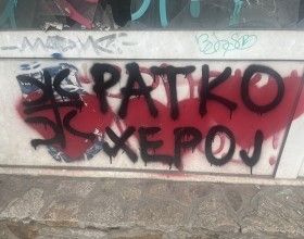 "Ratko Mladić bohater" - tego rodzaju napisy powstają w Serbii. Aktywiści zamalowują je serduszkami