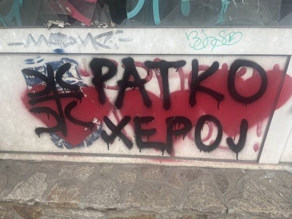 "Ratko Mladić bohater" - tego rodzaju napisy powstają w Serbii. Aktywiści zamalowują je serduszkami
