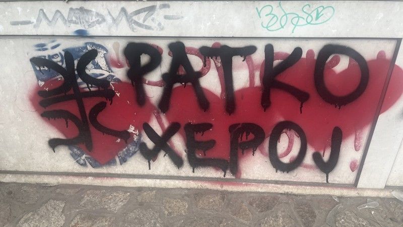"Ratko Mladić bohater" - tego rodzaju napisy powstają w Serbii. Aktywiści zamalowują je serduszkami