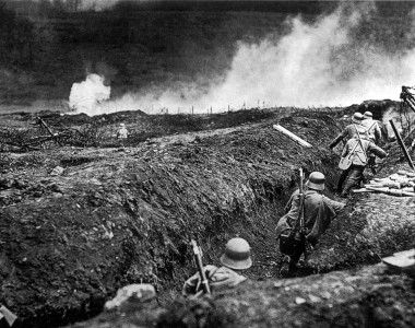 Niemiecka piechota szturmowa (Stoßtruppen) ćwiczy natarcie na okop przeciwnika z wykorzystaniem miotacza płomieni. Sedan, maj 1917 roku.