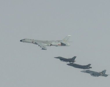 Chiński bombowiec Xian H-6 przechwycony przez amerykańskie myśliwce F-16 i F-35 oraz kanadyjski CF-18. Do incydentu doszło 24 lipca 2024 r.