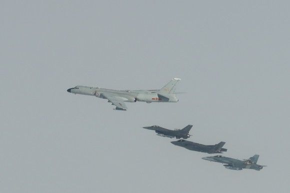 Chiński bombowiec Xian H-6 przechwycony przez amerykańskie myśliwce F-16 i F-35 oraz kanadyjski CF-18. Do incydentu doszło 24 lipca 2024 r.