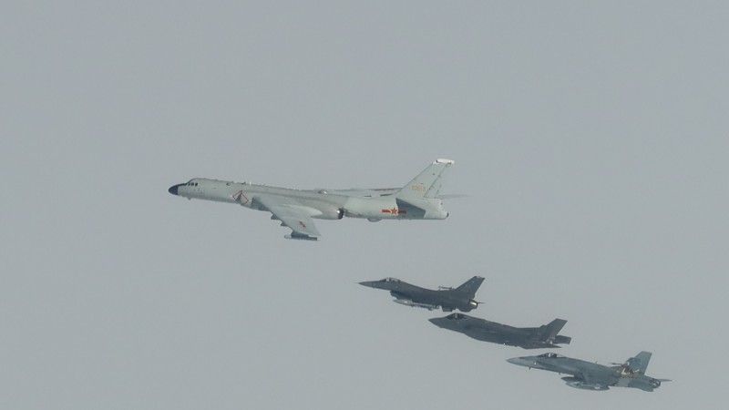 Chiński bombowiec Xian H-6 przechwycony przez amerykańskie myśliwce F-16 i F-35 oraz kanadyjski CF-18. Do incydentu doszło 24 lipca 2024 r.