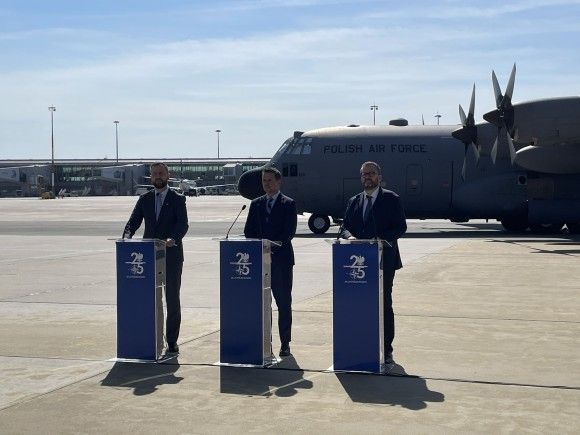 Wicepremier Władysław Kosiniak-Kamysz, prezydent Warszawy Rafał Trzaskowski oraz dyrektor Muzeum Powstania Warszawskiego Jan Ołdakowski.