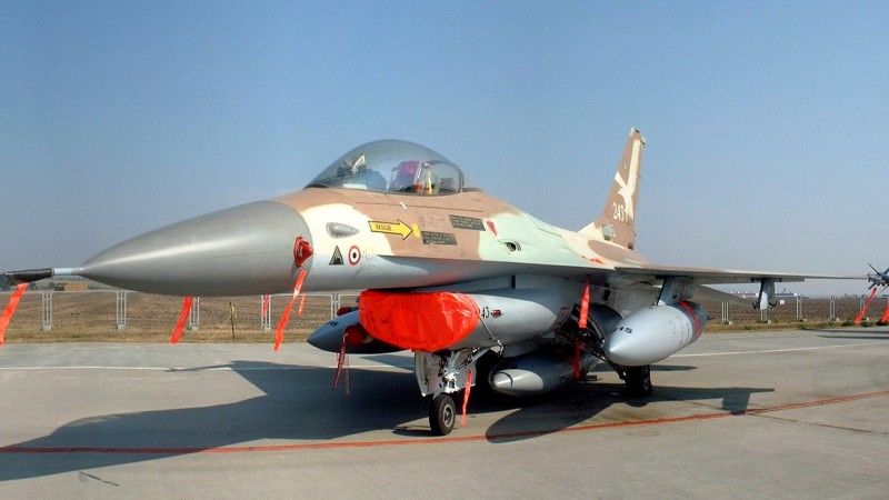 Izraelski samolot F-16 biorący udział w operacji Opera – zniszczenia w 1981 roku irackiego ośrodka atomowego, budowanego w pobliżu Bagdadu