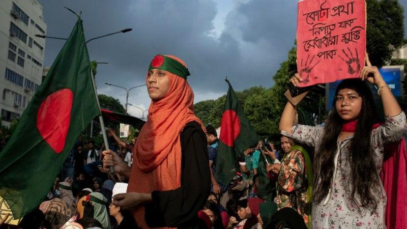 Protesty w Bangladeszu. Premier rezygnuje i ucieka do Indii