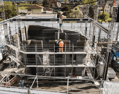 plac budowy, w tle urządzenia z logiem Holcim