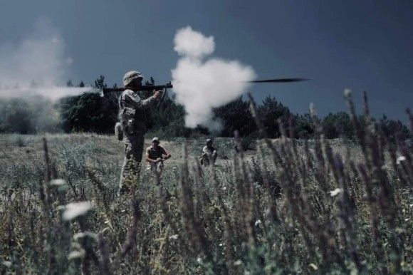 Żołnierz ukraińskiej 47. Samodzielnej Brygady Zmechanizowanej ćwiczy strzelanie z granatnika RPG-7.