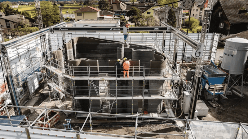 plac budowy, w tle urządzenia z logiem Holcim