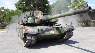 Czołg podstawowy K2 Black Panther na placu manewrowym w 1 Warszawskiej Brygadzie Pancernej w Wesołej. W tle stoją armatohaubice samobieżne K9A1 Thunder.