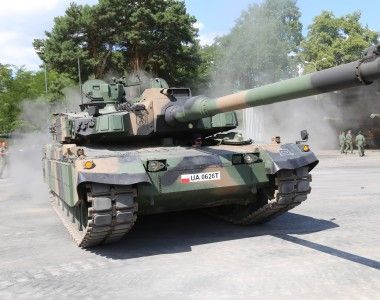 Czołg podstawowy K2 Black Panther na placu manewrowym w 1 Warszawskiej Brygadzie Pancernej w Wesołej. W tle stoją armatohaubice samobieżne K9A1 Thunder.