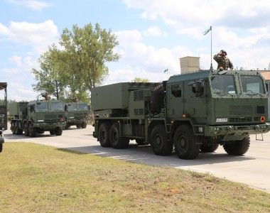 Wieloprowadnicowe wyrzutnie rakiet Homar-K w 1 Warszawskiej Brygadzie Pancernej w Wesołej.