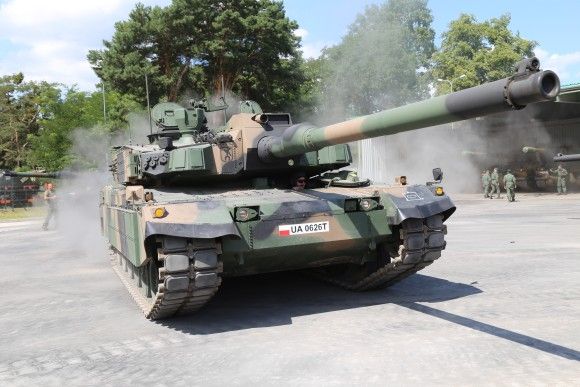 Czołg podstawowy K2 Black Panther na placu manewrowym w 1 Warszawskiej Brygadzie Pancernej w Wesołej. W tle stoją armatohaubice samobieżne K9A1 Thunder.