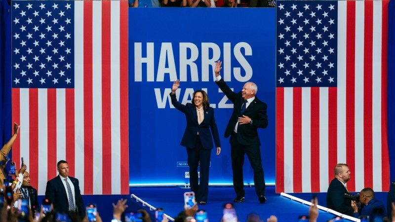 Kamala Harris i Tim Walz podczas wiecu wyborczego w Filadelfii.