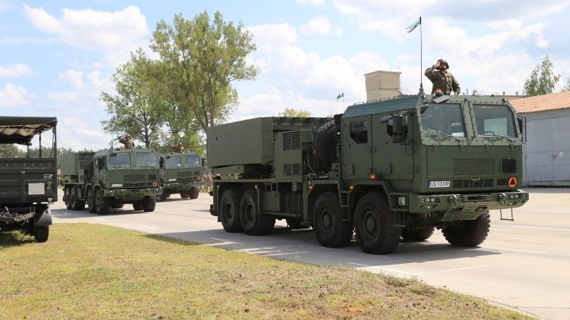 Wieloprowadnicowe wyrzutnie rakiet Homar-K w 1 Warszawskiej Brygadzie Pancernej w Wesołej.