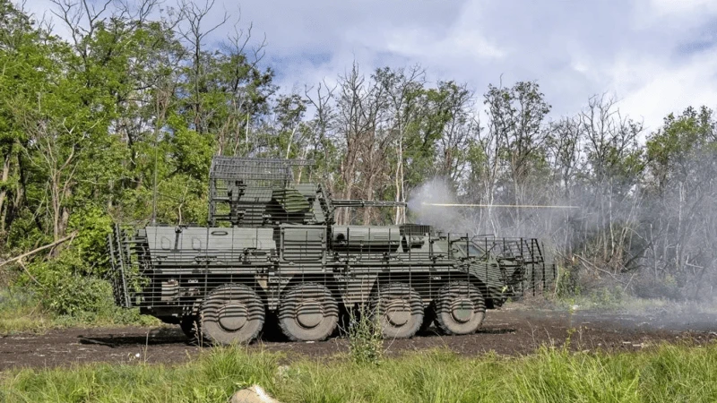 Ukraiński BTR-4 z dodatkowym pancerzem prętowym.