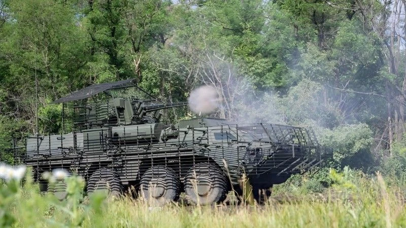 Ukraiński kołowy bojowy wóz piechoty BTR-4 podczas prowadzenia ognia. Wóz otrzymał dodatkowe opancerzenie siatkowe na wieży oraz kadłubie.