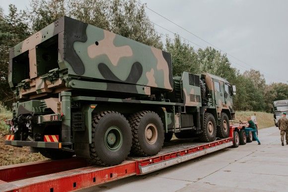 Fabrycznie nowa wieloprowadnicowa wyrzutnia rakiet Homar-K na podwoziu Jelcz 882.57 dostarczona do 16 Dywizji Zmechanizowanej.