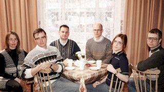 Zespół "PL/AI Sztuczna inteligencja dla Polski" odtworzył zdjęcie z popularnej fotografii, znanej jako "impreza informatyków"