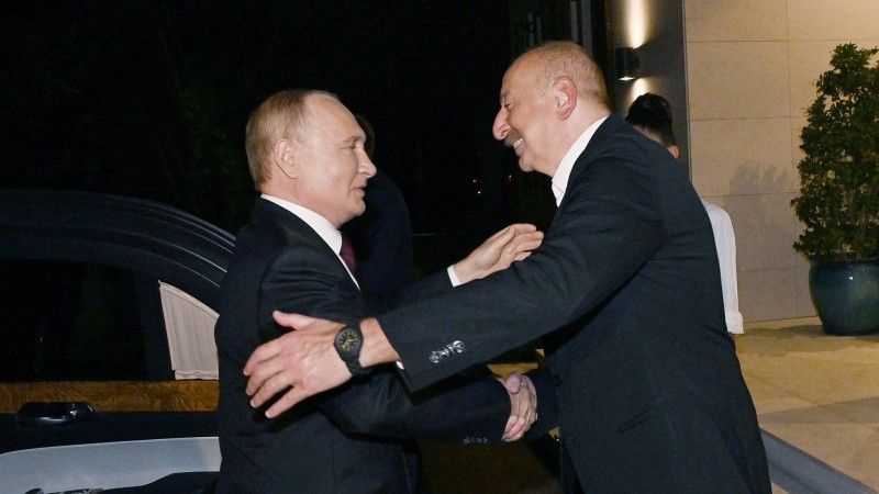 Prezydent Republiki Azerbejdżanu Ilham Alijew i Pierwsza Dama Mehriban Alijewa wydali w swojej rezydencji kolację dla Prezydenta Federacji Rosyjskiej Władimira Putina, który przybył do Azerbejdżanu z wizytą państwową.