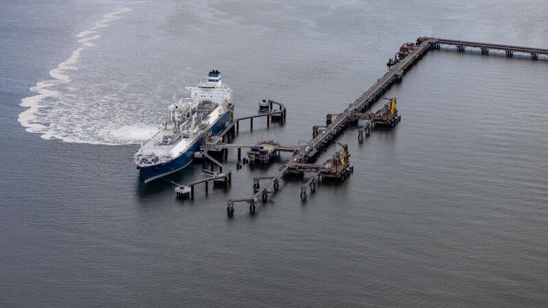 Terminal LNG w niemieckim porcie Brunsbüttel - jeden z trzech pływających terminali LNG obecnie działających w Niemczech i zamówionych po wybuchu wojny na Ukrainie