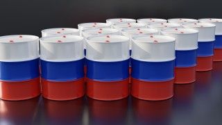 Beczki na ropę naftową z rosyjską flagą