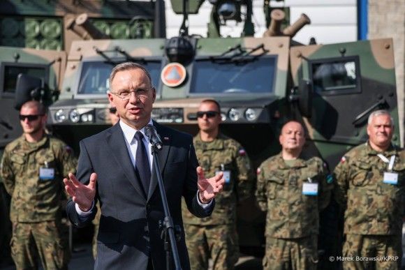 Prezydent Andrzej Duda. Briefing na targach MSPO.