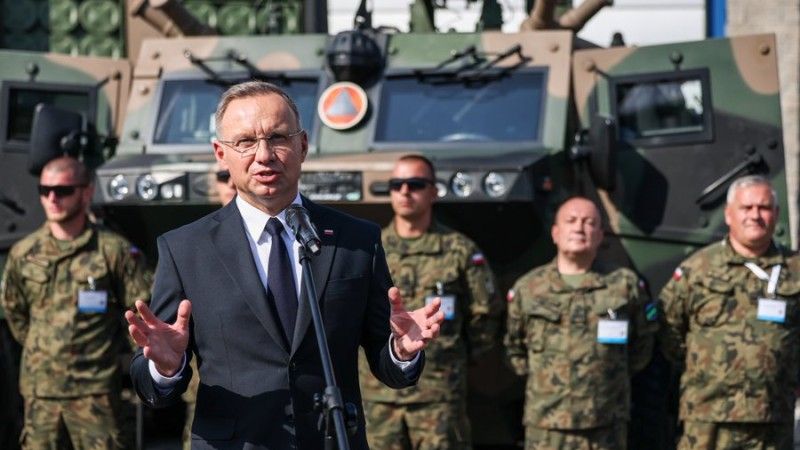 Prezydent Andrzej Duda. Briefing na targach MSPO.