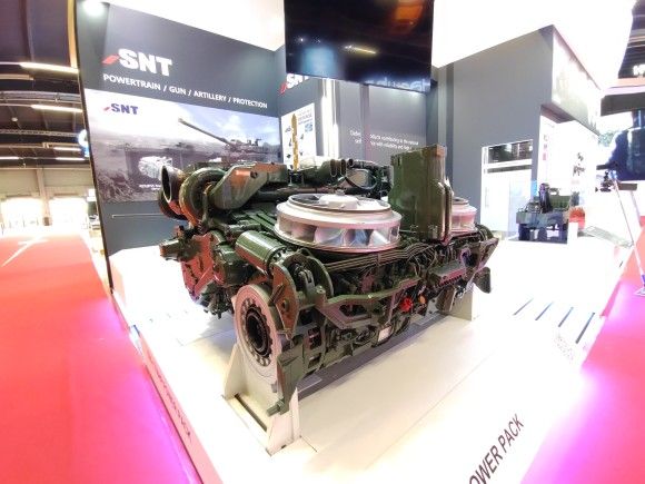 Wystawiony na MSPO 2024 koreański zespół napędowy do czołgów podstawowych z silnikiem HD Hyundai Infracore DV27K i przekładnią SNT Dynamics EST15K.