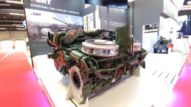 Wystawiony na MSPO 2024 koreański zespół napędowy do czołgów podstawowych z silnikiem HD Hyundai Infracore DV27K i przekładnią SNT Dynamics EST15K.