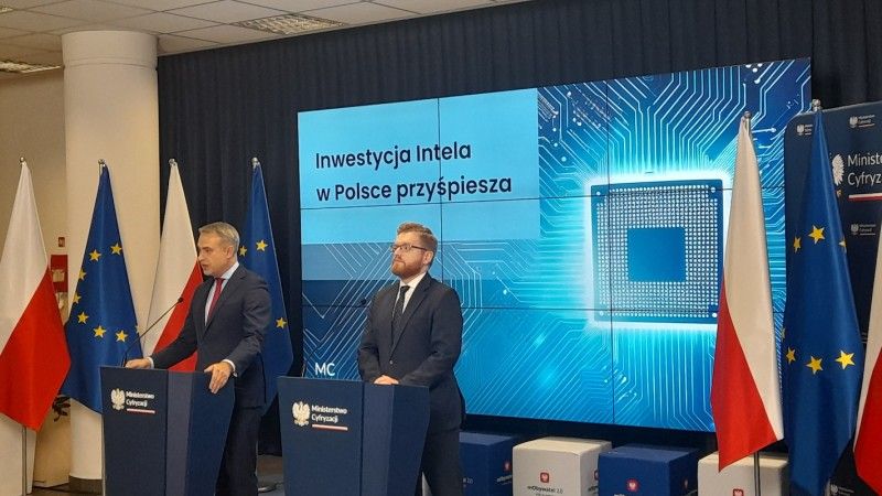 Na piątkowej konferencji prasowej minister cyfryzacji Krzysztof Gawkowski poinformował o zgodzie Komisji Europejskiej na pomoc publiczną dla fabryki Intela w Polsce. Co dalej?