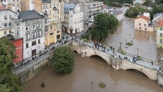 Podczas gdy południowo-zachodnia Polska walczy z powodziami, Polacy z pozostałej części kraju organizują pomoc materialną. Niestety, do akcji ruszyli również oszuści.