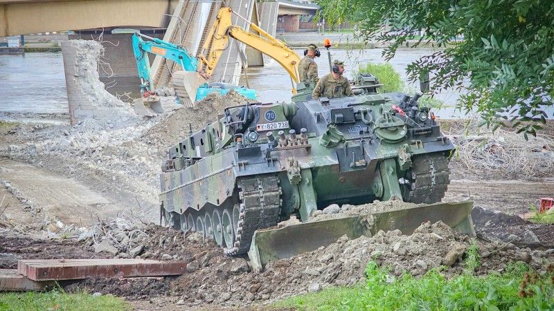 Niemiecki wóz zabezpieczenia technicznego Bergepanzer 3 Buffel podczas prac w okolicach Drezna.