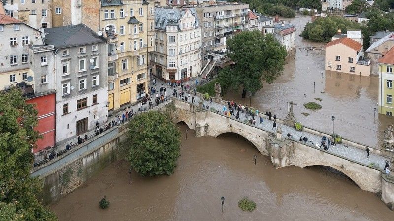 Podczas gdy południowo-zachodnia Polska walczy z powodziami, Polacy z pozostałej części kraju organizują pomoc materialną. Niestety, do akcji ruszyli również oszuści.