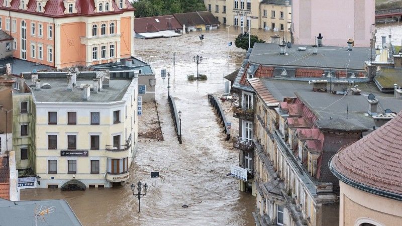 Powódź na Dolnym Śląsku spowodowała nie tylko falę pomocy z innych części kraju - sytuację wykorzystują również oszuści. "To częsta metoda" - wyjaśnia Mateusz Cholewa ze Stowarzyszenia Demagog.