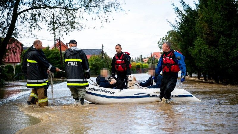 Niestety oszuści wykorzystują tragedię powódzi, aby wyłudzić dane i pieniądze