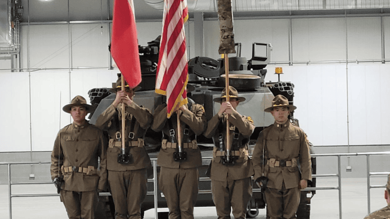 Poczet sztandarowy uczestniczący w uroczystości otwarcia składnicy APS-2 w Powidzu.