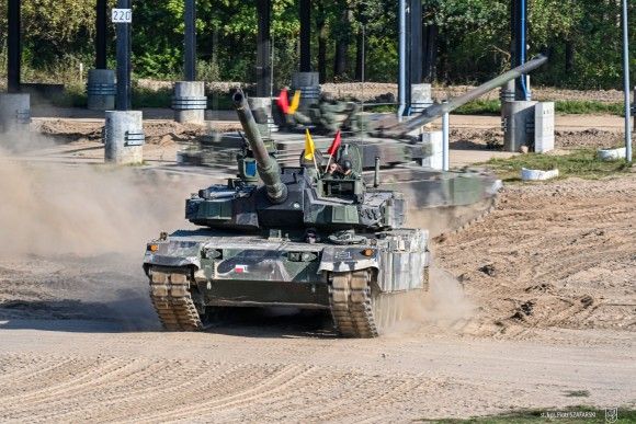 Czołgi podstawowe K2GF Black Panther z 20 Brygady Zmechanizowanej na poligonie.