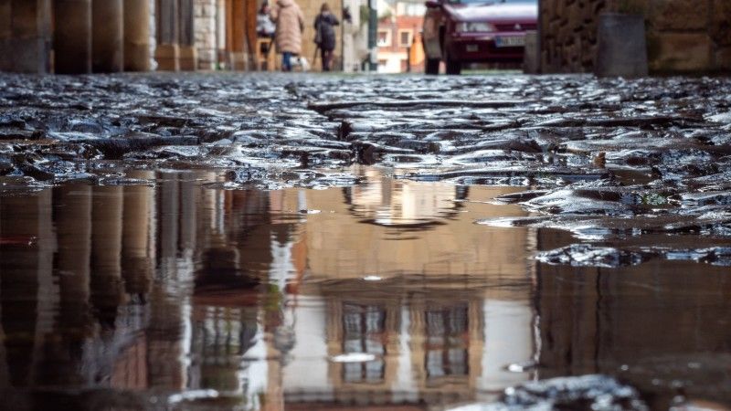 Kałuże na bruku na starym mieście miasta na południu Europy