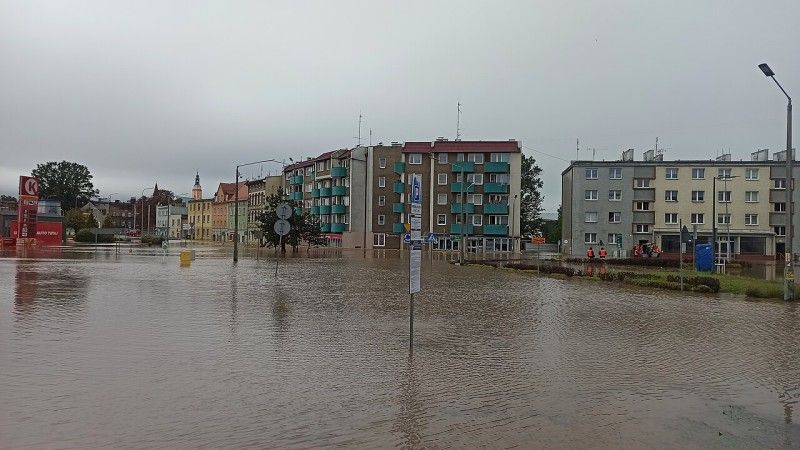 Dolny Śląsk walczy z powodzią - jednak równolegle do działań przeciwpowodziowych toczy się również walka z dezinformacją i teoriami spiskowymi na temat katastrofy.