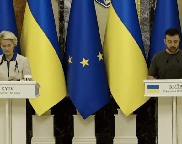 Ursula von der Leyen i Wołodymyr Zełenski za mównicami podczas konferencji prasowej. Za nimi flagi UE i Ukrainy