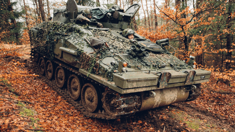 Łotewski transporter opancerzony FV103 należący do rodziny pojazdów CVR-T.