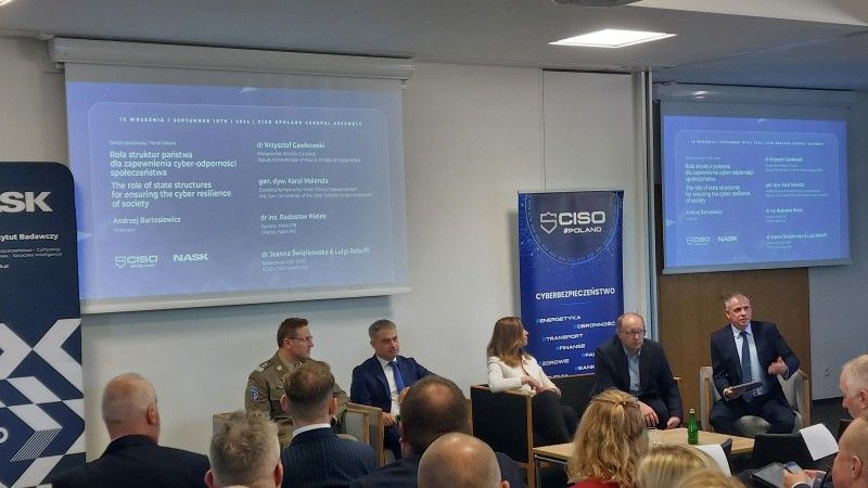 Debata podczas CISO #Poland. Od lewej: gen. dyw. Karol Molenda (DKWOC), dr Krzysztof Gawkowski (Ministerstwo Cyfryzacji), dr Joanna Świątkowska (CISO ESCO), dr inż. Radosław Nielek (NASK) oraz dr inż. Andrzej Bartosiewicz (CISO #Poland)