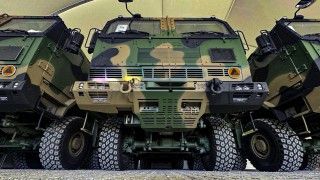 Fabrycznie nowe wieloprowadnicowe wyrzutnie rakiet Homar-K na podwoziu Jelcz 882.57 dostarczone do 16 Dywizji Zmechanizowanej.